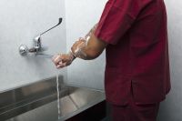 chrurg myje ręce przed operacją